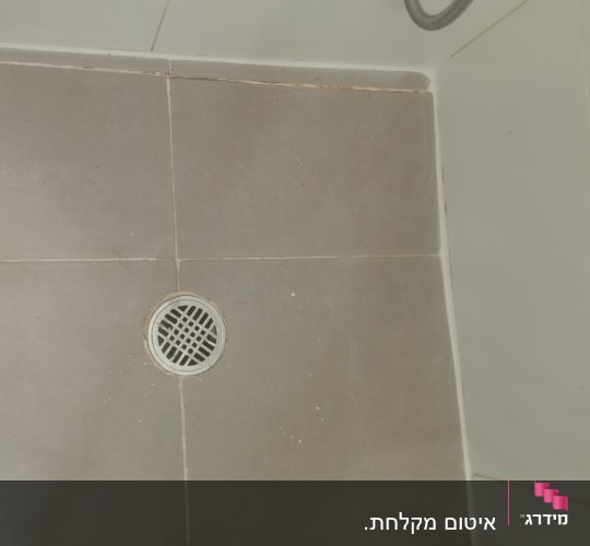 רצפת מקלחת עם ניקוז ומקלחת יד